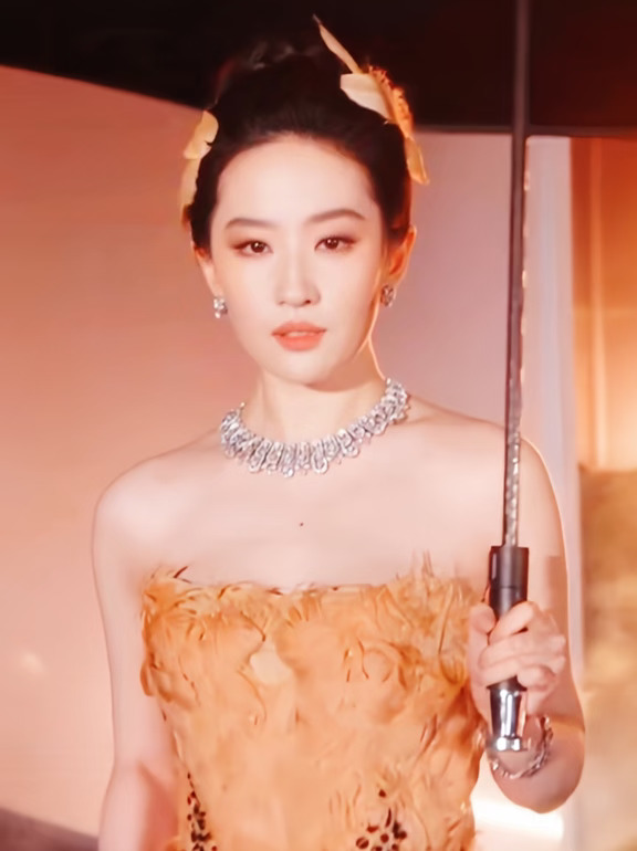 VOGUE给刘亦菲的配乐是Lady Gaga的Runway‼️