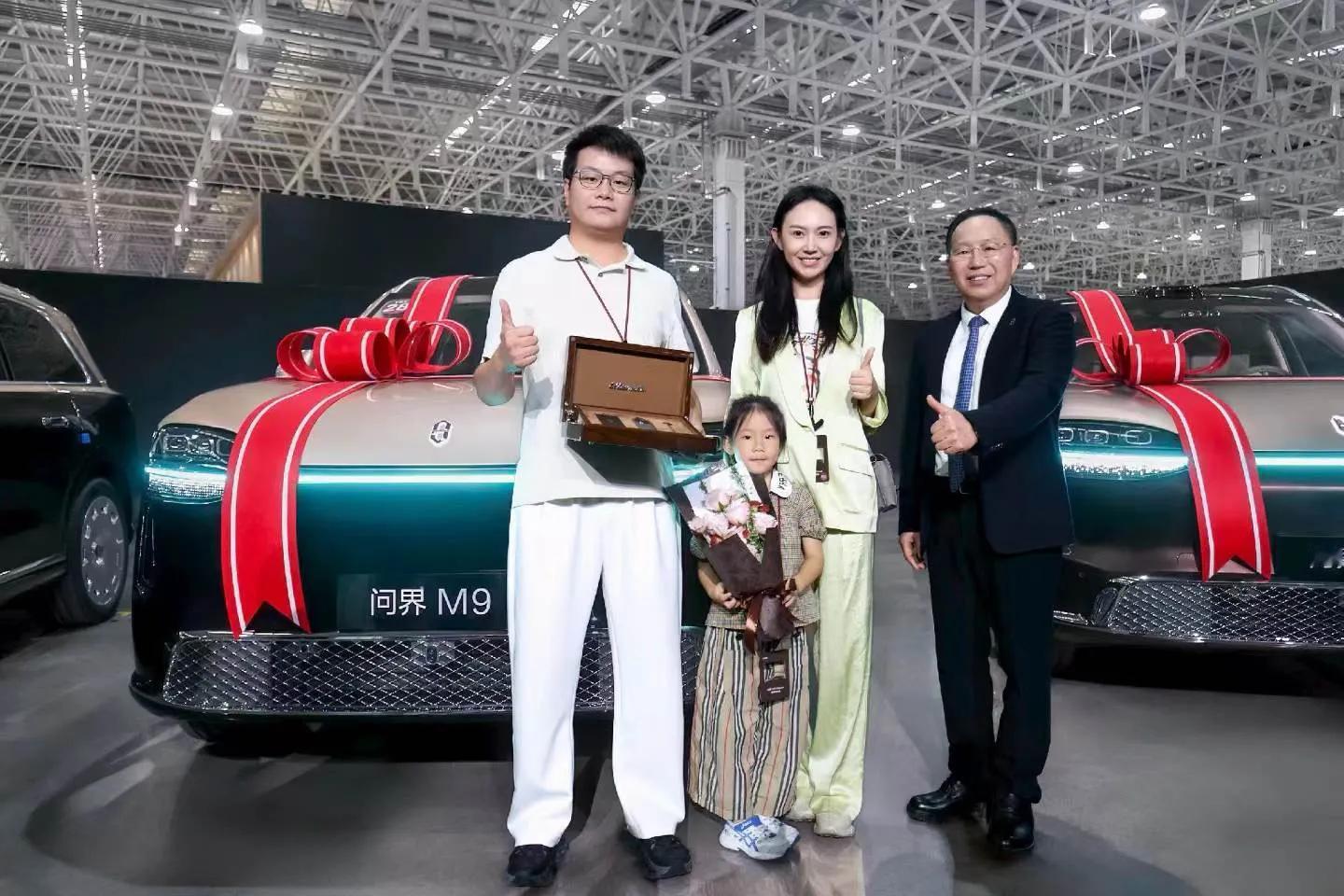 亲眼见证问界实力，国产豪华品牌真的站起来了
最近看到杰兰路发布的2026上半年新能源品牌研究报告，问界以34.48亿美元位列中国豪华汽车品牌第一，同时拿下品牌发展信心指数榜首，作为一名一直关注国产新能源的爱好者，心里挺感慨的。
放在几年前，提到豪华汽车，大家下意识想到的都是海外老牌车企，国产车型好像