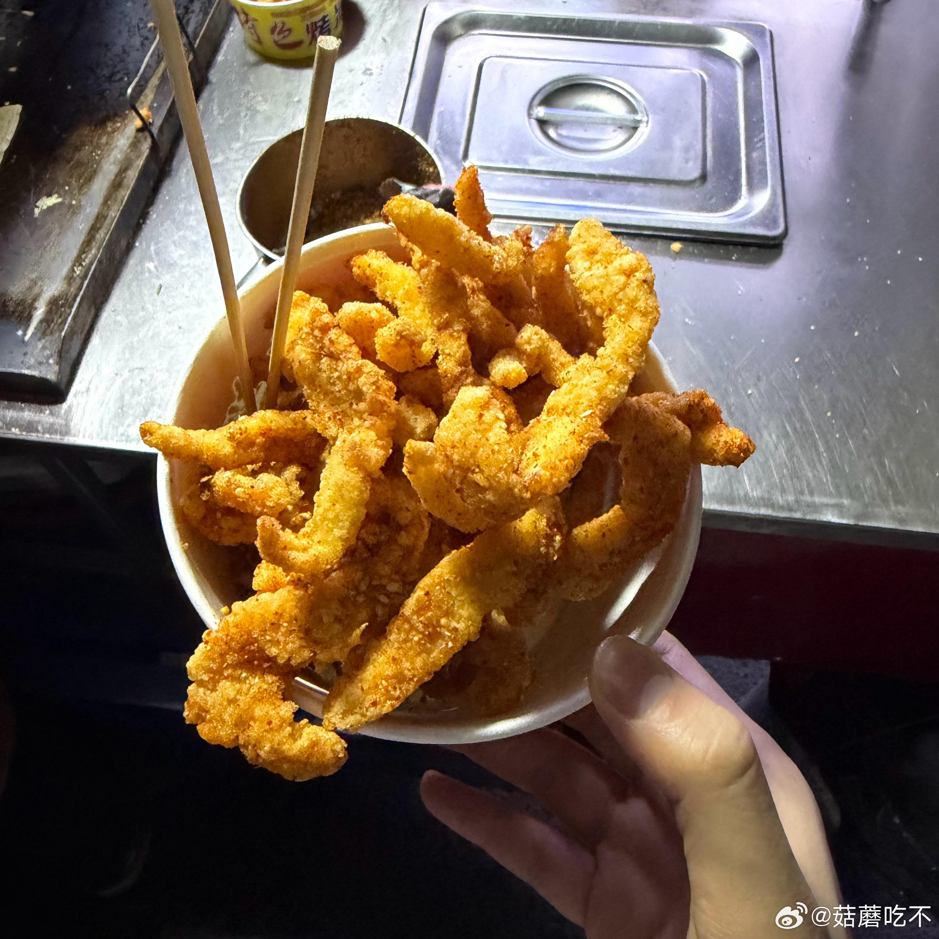买点吃的回酒店看球去了 ​​​