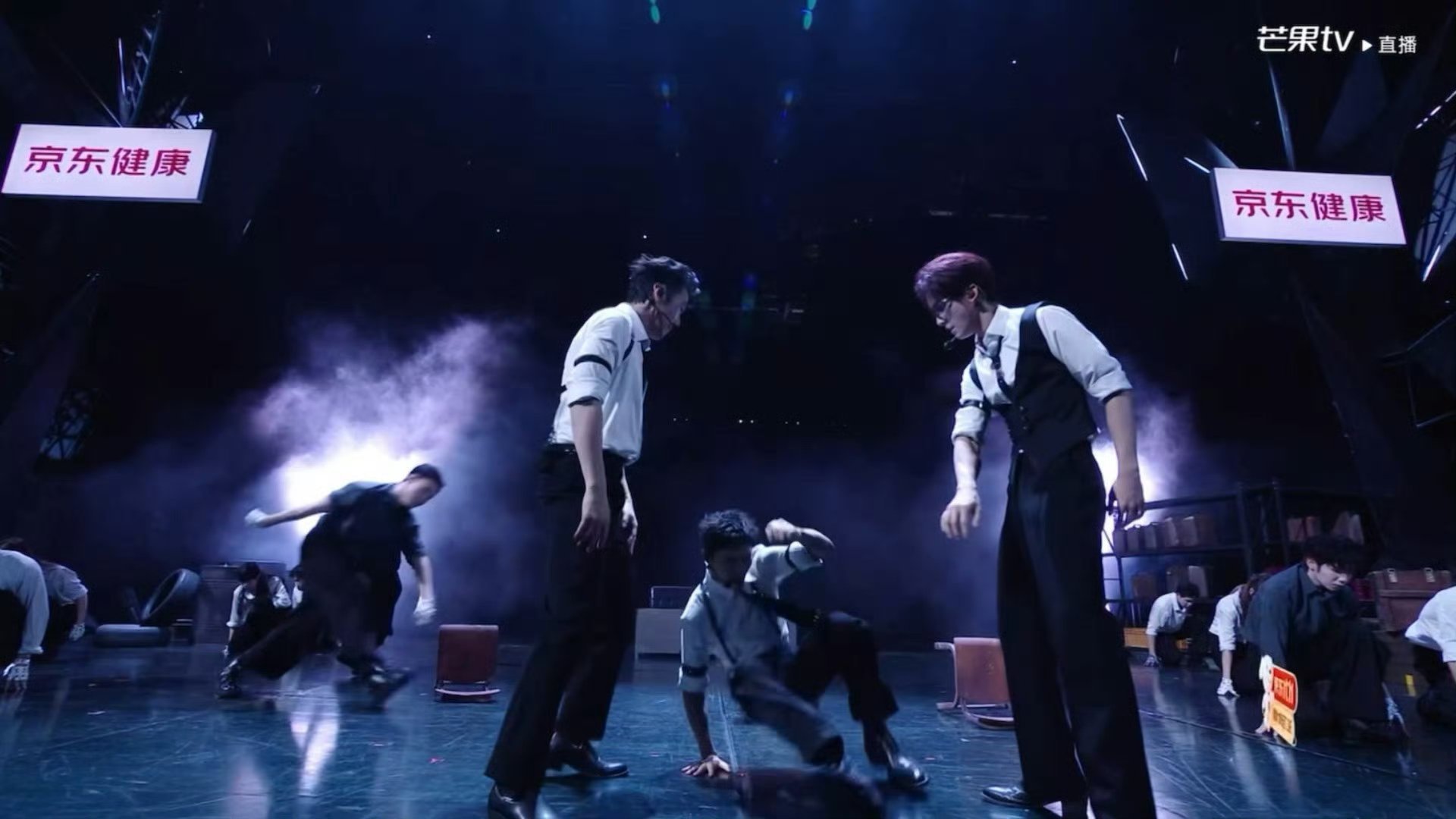 #曹骏滑铲空翻#
五公直播《狂爱》这段滑铲接空翻，能冲上热搜，不单单是动作足够炸，更难得的是看到曹骏身上强烈的反差感。一身西装正装，本该是克制儒雅的气质，下一秒俯身滑铲落地，紧跟着利落腾空空翻，整套动作直播无剪辑，一气呵成，力量感直接拉满。
 
很多人对曹骏的固有印象，还是童年电视剧里 ​