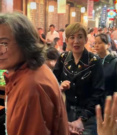 乌镇戏剧节的石板路上，陈可辛就这么一路攥着吴君如的手，谁能想到这俩人连张结婚证都没领过。
圈子里多的是办了世纪婚礼没几年就撕破脸的，他俩倒好，同居二十多年，女儿都快成年了，愣是把恋爱谈成了一辈子。
大伙儿总觉得银幕上的吴君如疯疯癫癫，其实私底下比谁都拎得清。当年陈可辛拍电影赔得底朝天，她二话不说