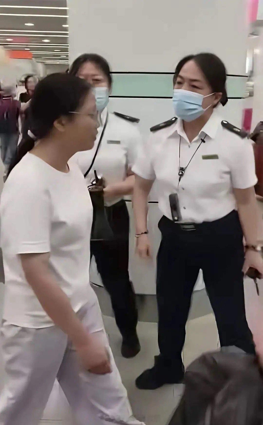 什么人都有！广州东站一女子因错过了检票时间无法上车，在候车大厅大吵大闹...