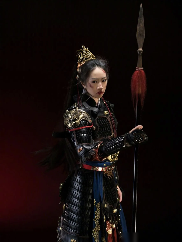 吴尊疯了？15岁女儿NeiNei凤冠霞帔，他居然说不担心。
当年《爸爸回来了》里，4岁小丫头穿个小婚纱，这爹当场掉眼泪，死活不撒手。现在闺女快170了，一身大红织金婚服，头上点翠凤冠压着，手里还能换红缨枪披甲上阵。一柔一刚，全扛住了。
细看才知道，这不是嫁人，是给墨尔本澳华历史博物馆拍中国传统服