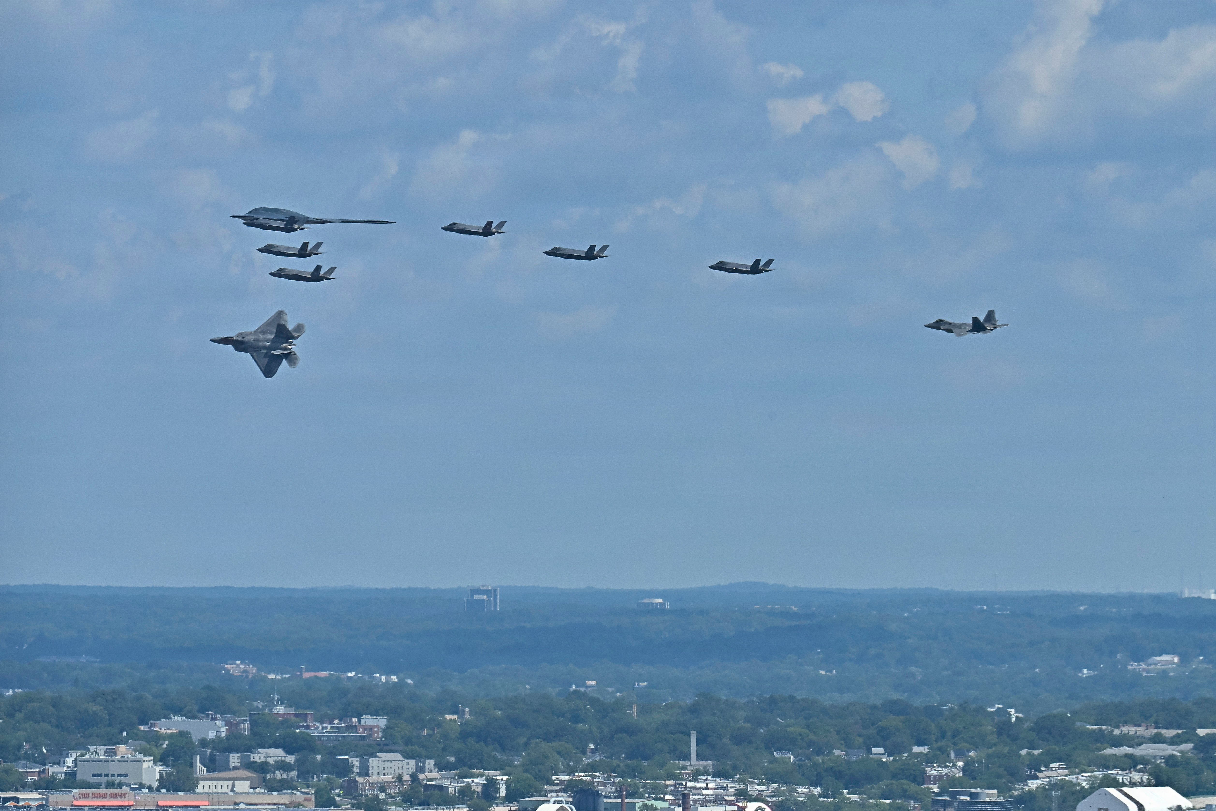 8月23日，美军B-2隐身轰炸机与F-35、F-22隐身战机组成编队，在华盛顿特区上空完成通场飞行。

美方表示，这类空中通场是其面向公众的传统活动形式，旨在致敬历史节点、烘托现场氛围，向社会传递国防相关理念。#烽火问鼎计划##洋葱军事[超话]# ​