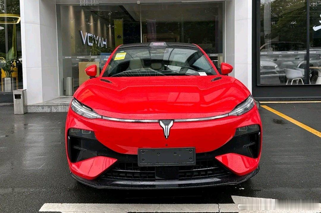 #岚图追光S##到店试驾##岚星人计划# 
红色的追光S自带动感，加上超高的颜值，走在街上回头率碾压其他新能源，加上魔毯空气弹簧配置，硬朗的底盘调校风格！橘色镶边的座椅，华为乾坤智能驾驶，高速上省心省力！还有四驱可选，周边自驾游首选！ ​