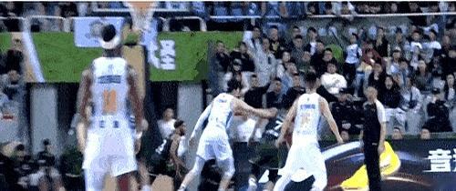 今晚第二节的那一瞬，南京外援卡特莱特对赵睿的连续变向，像教科书式地撕开...