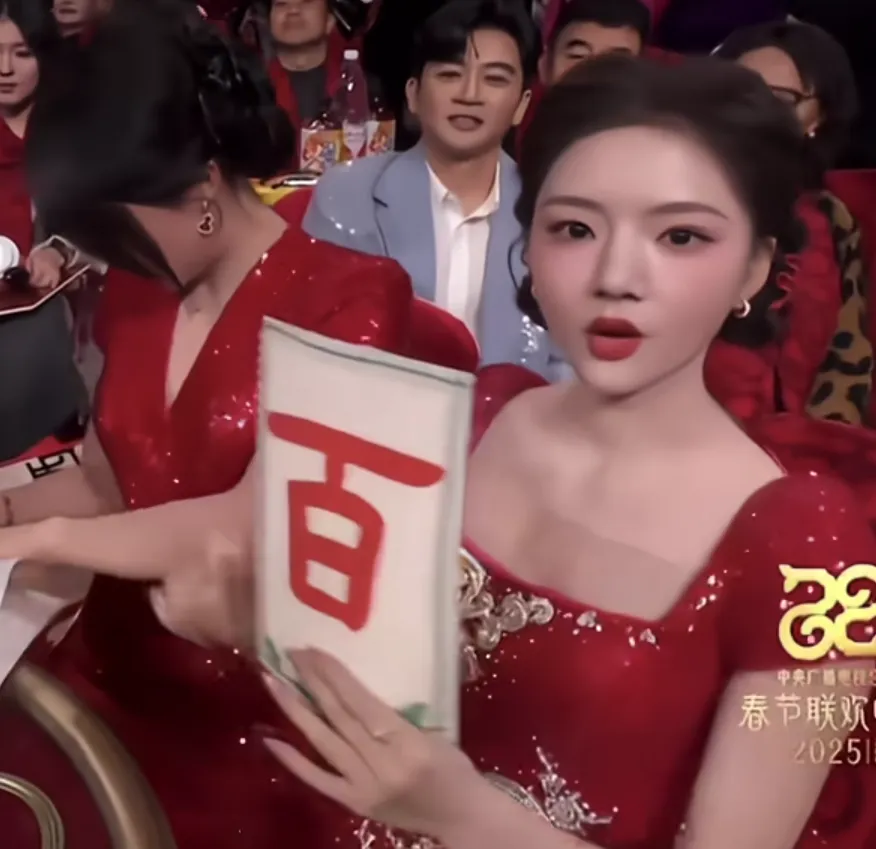 刘谦的造星能力真是一绝，今年春晚的两位小姐姐不说咱们也知道，因为她俩表...