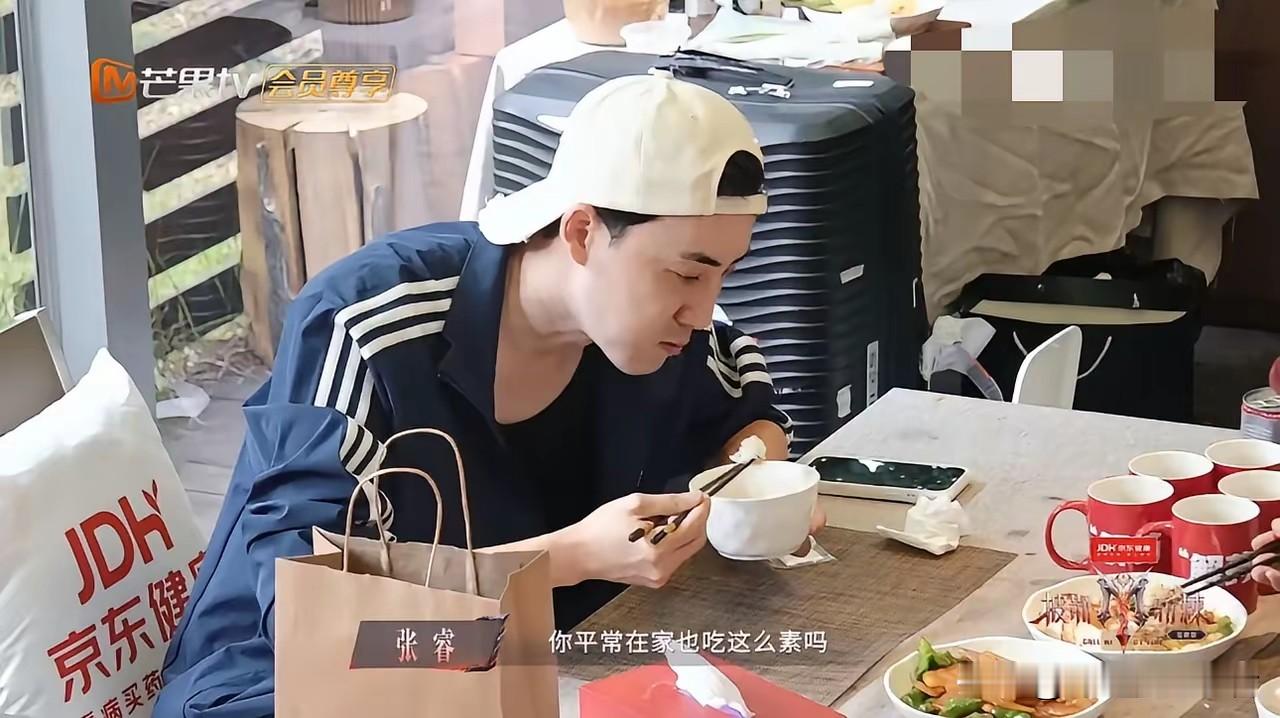 小沈阳一家都是狠人，沈春阳竟然为了保持身材不吃鸡肉，猪肉，羊肉，最多吃点鸭肉，鹅肉，还坚持好多年。
小沈阳一家三口都是成功的人，女儿出道成歌手，夫妻两更是演戏，综艺，拍电影什么都是一帆风顺。
