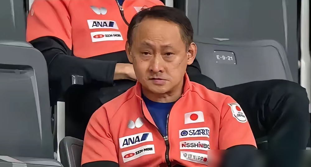 11：0，一个球都不让。对面场边站着的，是张本美和她爹。
一个月前，这对日本组合刚登顶女双世界第一。瑞典站连赢，积分刷满，风光无限。转头亚运会决赛，第一局直接吃了鸭蛋。
第二局打到13：11，日本队咬回来一点。第三局4：11，第四局9：11。王曼昱和蒯曼根本没给喘息的机会。
张本宇今年4月刚进