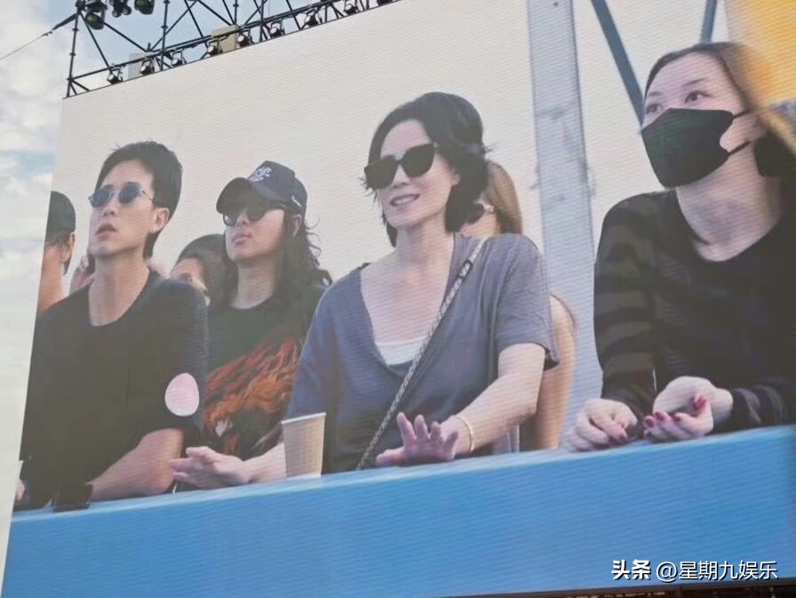 谢霆锋生日当天，王菲带着李嫣现身阿那亚虾米音乐节，在VIP区低调看窦靖童演出。

窦靖童当晚作为嘉宾助阵Frente！乐队，次日还有一小时个人舞台。台下王菲穿搭随性，T恤配水桶靴，全程跟着音乐哼唱鼓掌，母女三人难得同框。

早前窦靖童登上《歌手2026》总决赛，王菲也看了直播，一直默默做女儿最忠实的