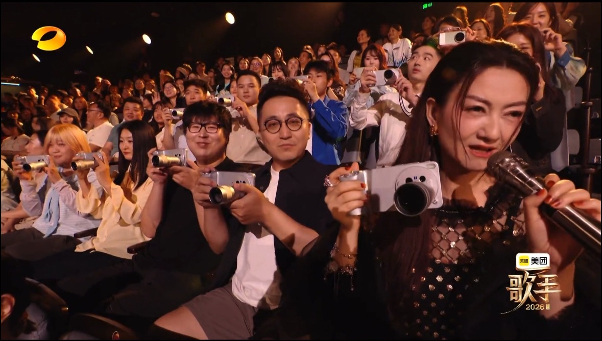 得空看看《歌手》 哈哈哈哈哈 看到者来女拿着vivo X300 Ult...