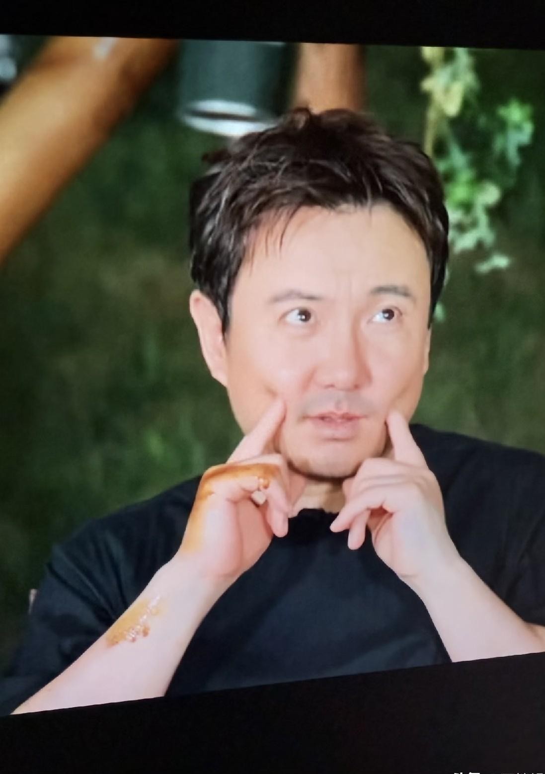 沈腾大概做梦也没想到，自己在节目里掏心掏肺给一家馅饼店打的免费广告，转头就被店老板本人给砸了招牌。
他在三亚录节目那会儿，碰上一家东北馅饼，吃得赞不绝口，甚至撂下狠话，说在东北本地都吃不到这么地道的味儿。
换成平时那些网红小吃店，怕是隔天就得把横幅拉起来，招牌换成“沈腾打卡同款”，顺便把价格往上