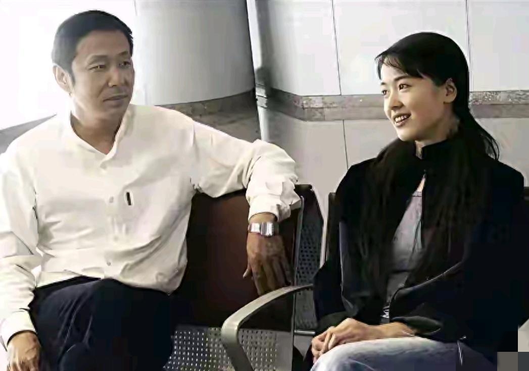 早年，陈道明与左小青合作时期在休息室里的一张留影，当时，陈道明很看好左小青，推荐她出演《中国式离婚》，之后二人又合作古装剧《卧薪尝胆》。