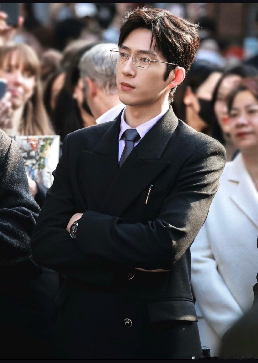 #井柏然线下状态太绝了#
井柏然今天杭州活动状态绝了
全身西装贵公子既视感，
热到冒汗还一直提醒大家注意安全，
弯腰跟粉丝打招呼真的超暖。
戏里栾念戏外本人，
活该他火 ​