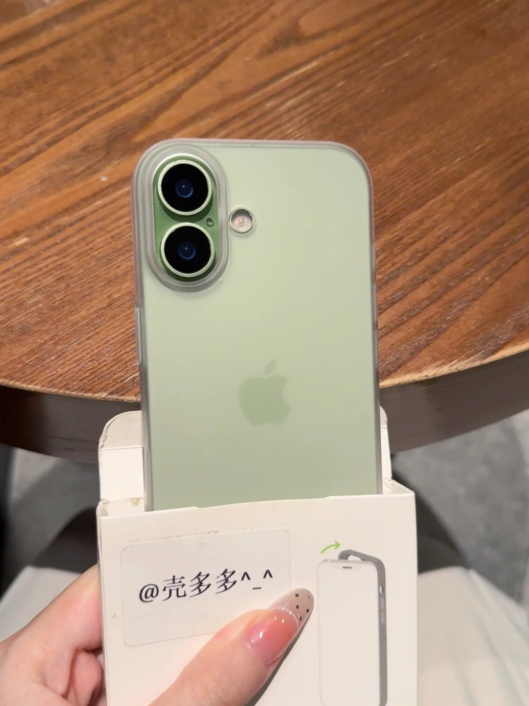 不是…绿色手机搭配磨砂透明壳这么好看啊