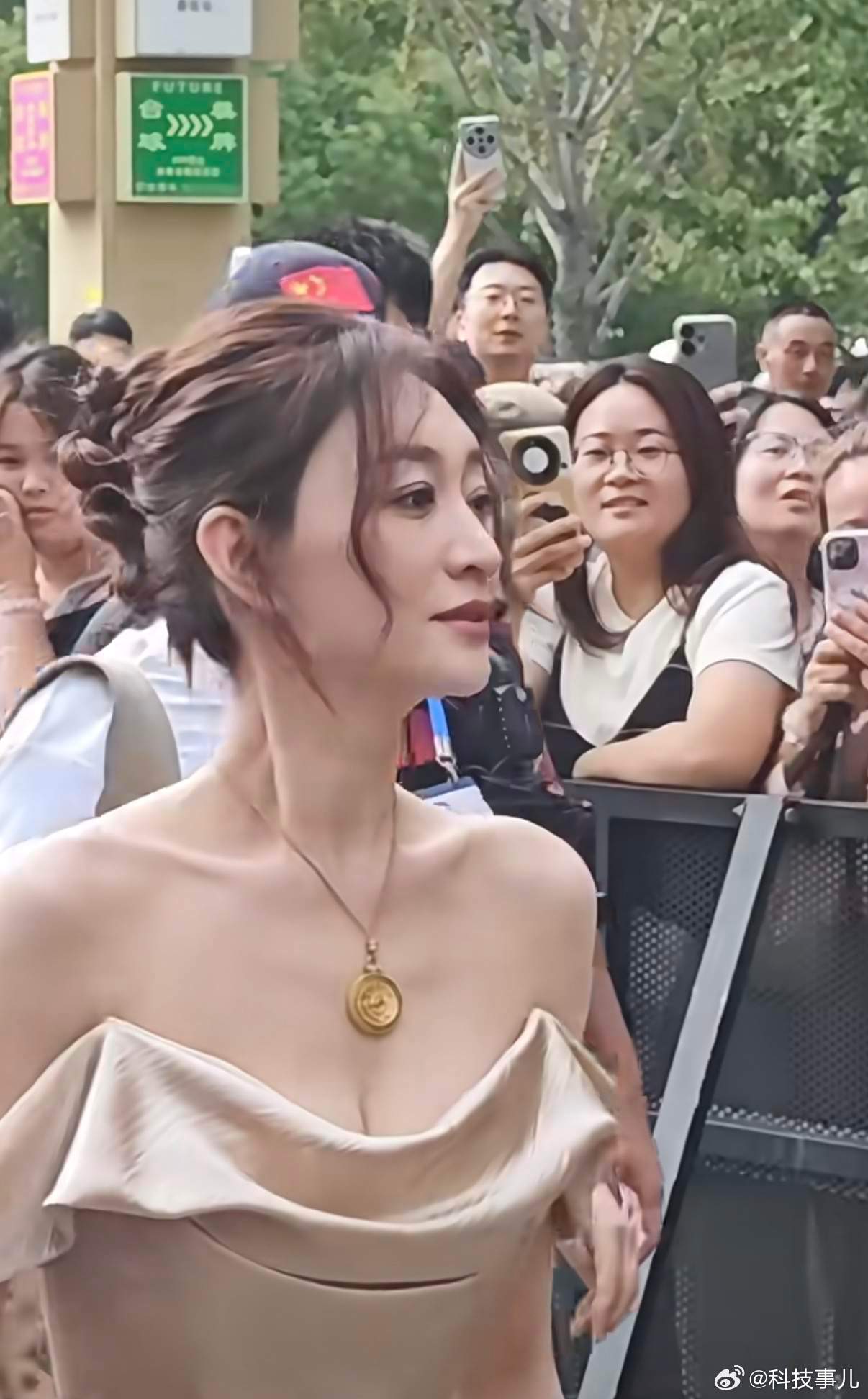 #李小冉离婚#李小冉官宣离婚了，一句“去年已离，互不牵扯”轻飘飘带过。十一年婚姻，当年比利时婚礼多风光，现在就有多唏嘘。

娱乐圈的真爱真就像限时体验卡。男方被爆成被执行人，女方疯狂营业拼事业，这剧情熟不熟？说白了，这圈子太浮躁，诱惑多变数大，能共苦的少，能同甘的更少。

别嗑明星CP了 ​