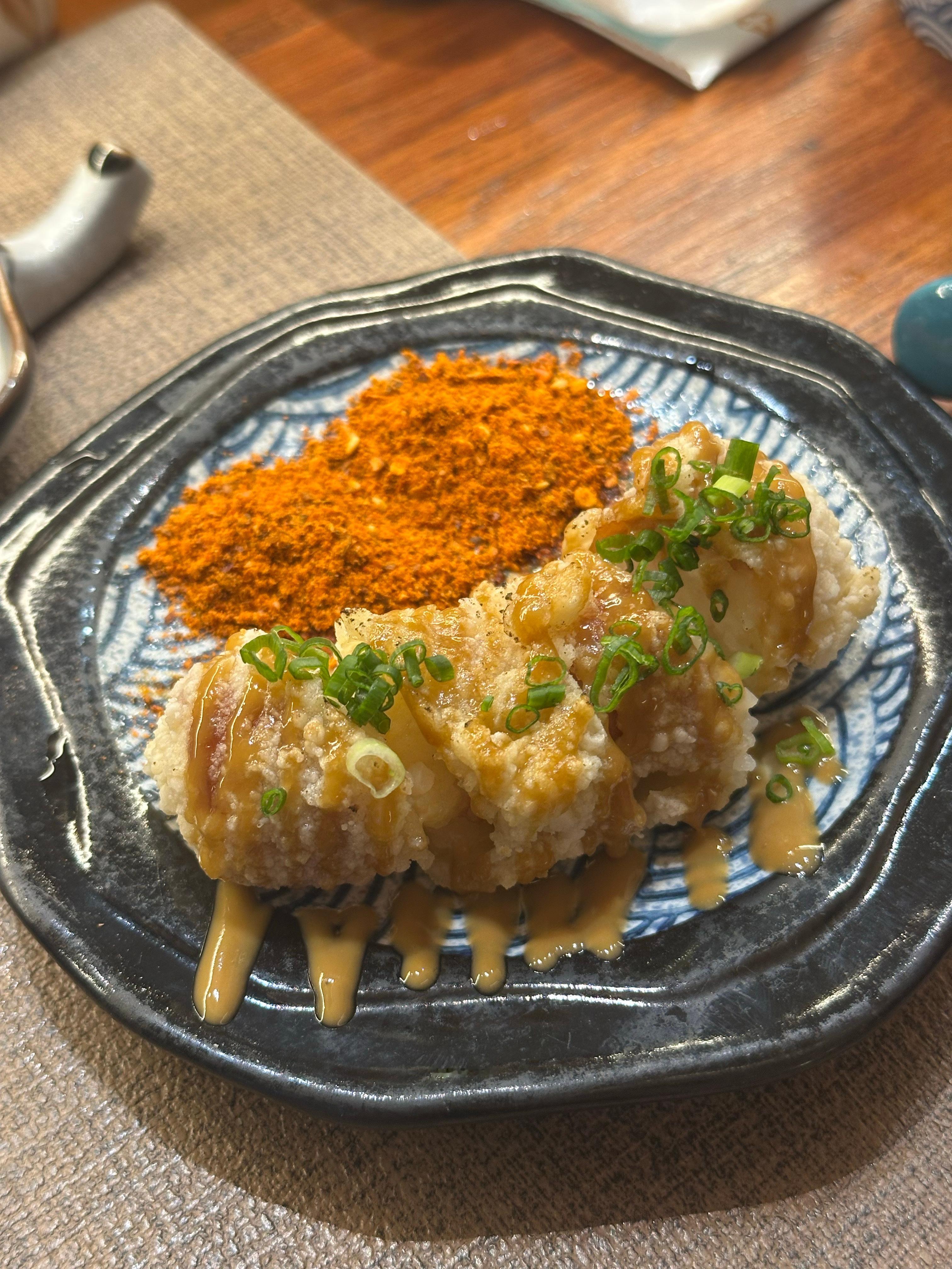 #小象探店#-287
📍重庆·观音桥｜戏作寿司
🌟🌟🌟🌟（三星半
1.下午三点过来吃完全不用排队 满意👍🏻
2.鹅肝寿司可以 一口饭也可以🦢肥肠寿司比较有特色 也不臭💩肉松薯条一般 肉松太干了 被旁边的人点的迷惑了😳拉面普通 感觉寿司店的拉面就都这样🍜猪排也平平无奇 没有很juicy ​