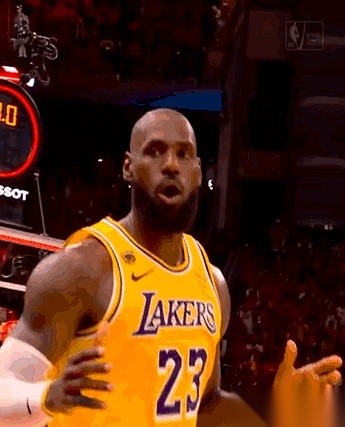 湖人落后5分，比赛眼看就要没了，场边替补席的气氛已经降到冰点。 火箭队...