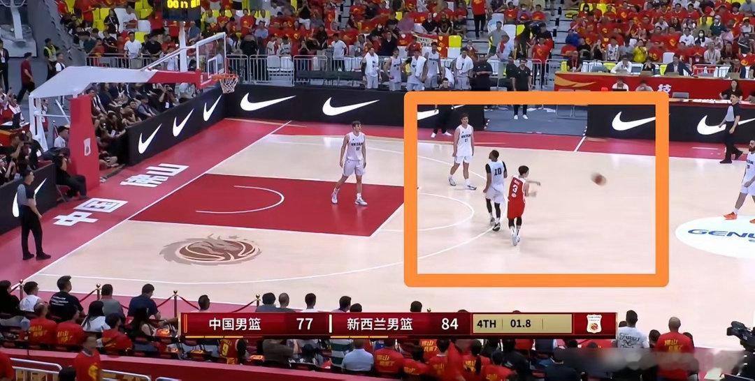 真是太尴尬了！中国男篮VS新西兰最后2.2秒，胡明轩原本想迎着对手37...