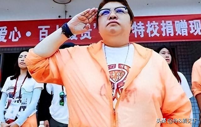 韩红遭6年造谣：别让做事的公益人寒心


最近韩红又被一堆没根的谣言裹得透不过气，连她八十岁老母亲看到病危假消息都当场哭了，我就说三点硬理：
第一，2020年那场“贪3亿”实名举报，民政部门翻遍所有流水、签收单据，最终给出“运作规范、抗疫贡献值得肯定”的官方结论，所谓贪污上亿从头到尾都是造谣生事。