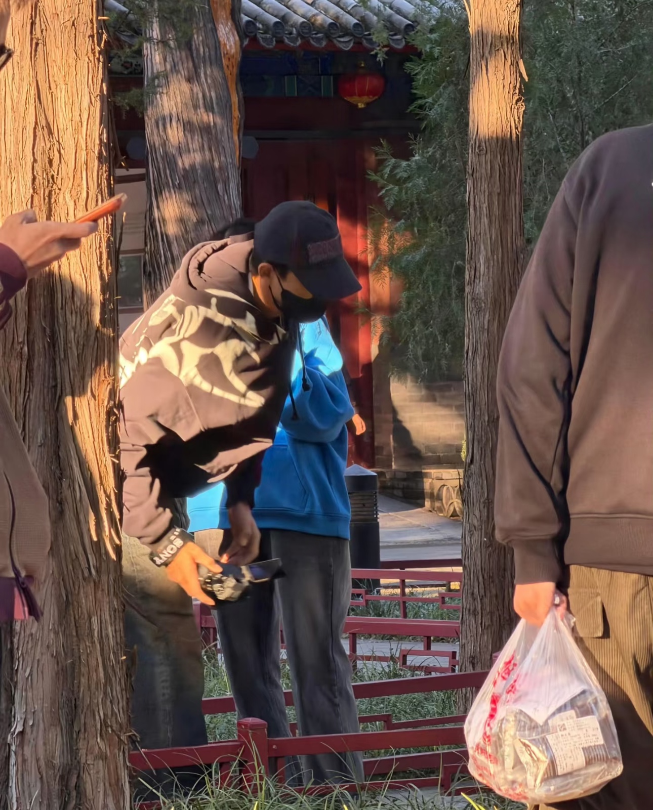 李现35岁生日前一日现身法源寺，穿搭休闲，他真的好爱摄影呀！

游客在北京法源寺偶遇李现，他一身印花连帽卫衣搭配阔腿牛仔裤，头戴帽子口罩低调出行，手里还拿着相机，看起来是自行前来游览。

现场其他游客认出他之后，并没有上前围堵打扰，彼此保持距离，十分有默契。

熟悉李现的观众都知道，他私下爱好摄影，