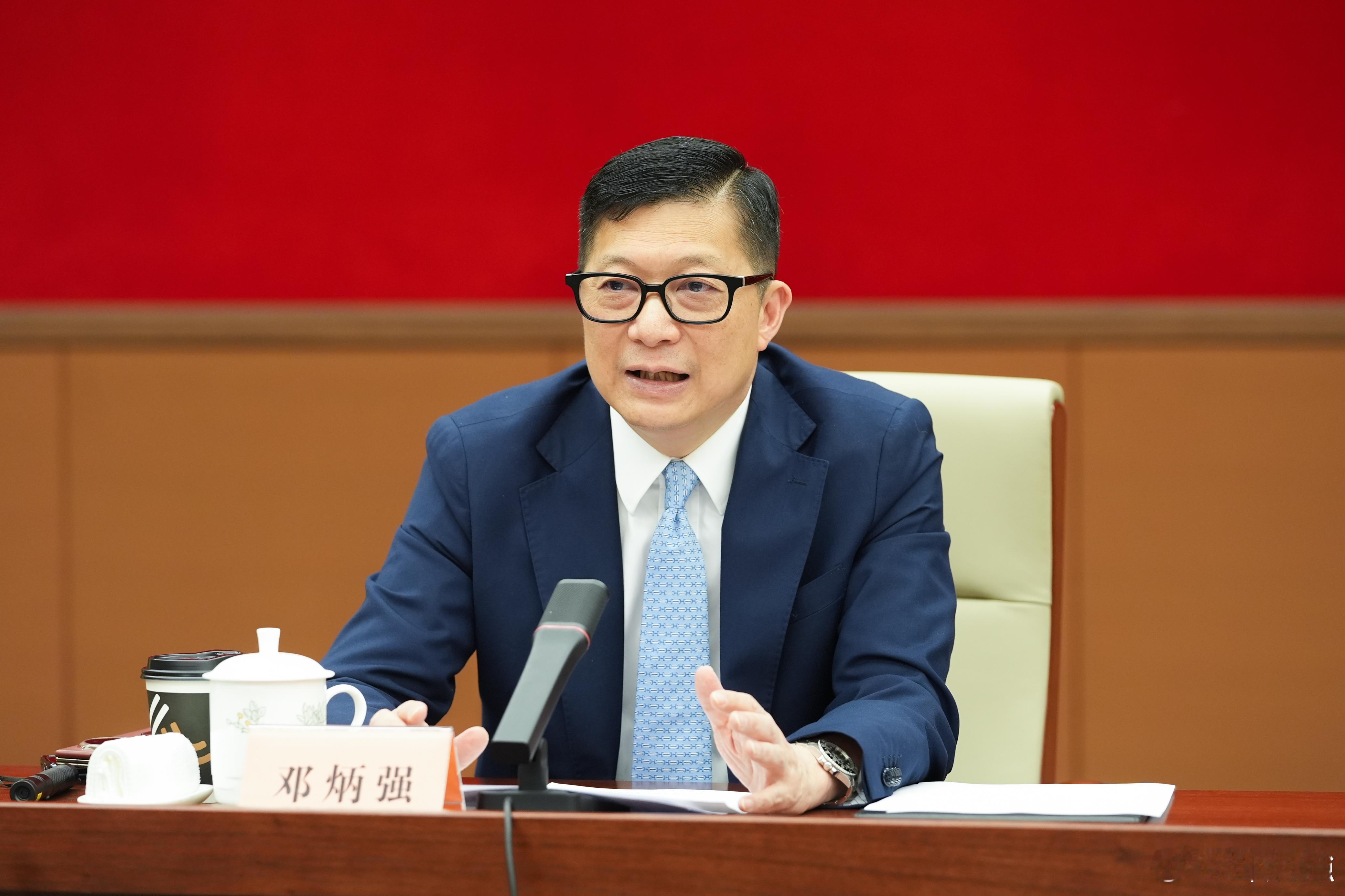 【率六大纪律部队首长考察上海】

昨天我联同六大纪律部队首长来到上海考察。此行是今年8月上海市公安局局长率团访港后的延续交流。团队昨天首先到访上海市公安局总部大楼，通过一系列参访，深入了解当地将科技和警务深度融合后所带来的新质战斗力。今天我们到访上海市反诈中心，重点观摩他们的全链条 ​