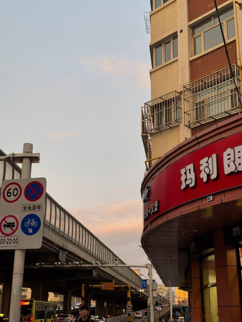 乌市的晚上九点是七点的感觉。八点多天还是亮的。感觉这个城市的人偷了两个小时一样，乌市的舒服很大是因为这个吧。入夜后街上警察很多，到处可见结伴的巡警。很安全我觉得。物价是真便宜，甜品到水果，还有吃饭，海口直接乘以1.5倍。海南是真的牛逼。五年前在西宁，吃羊排吃得那叫一个欢，发誓以后一 ​