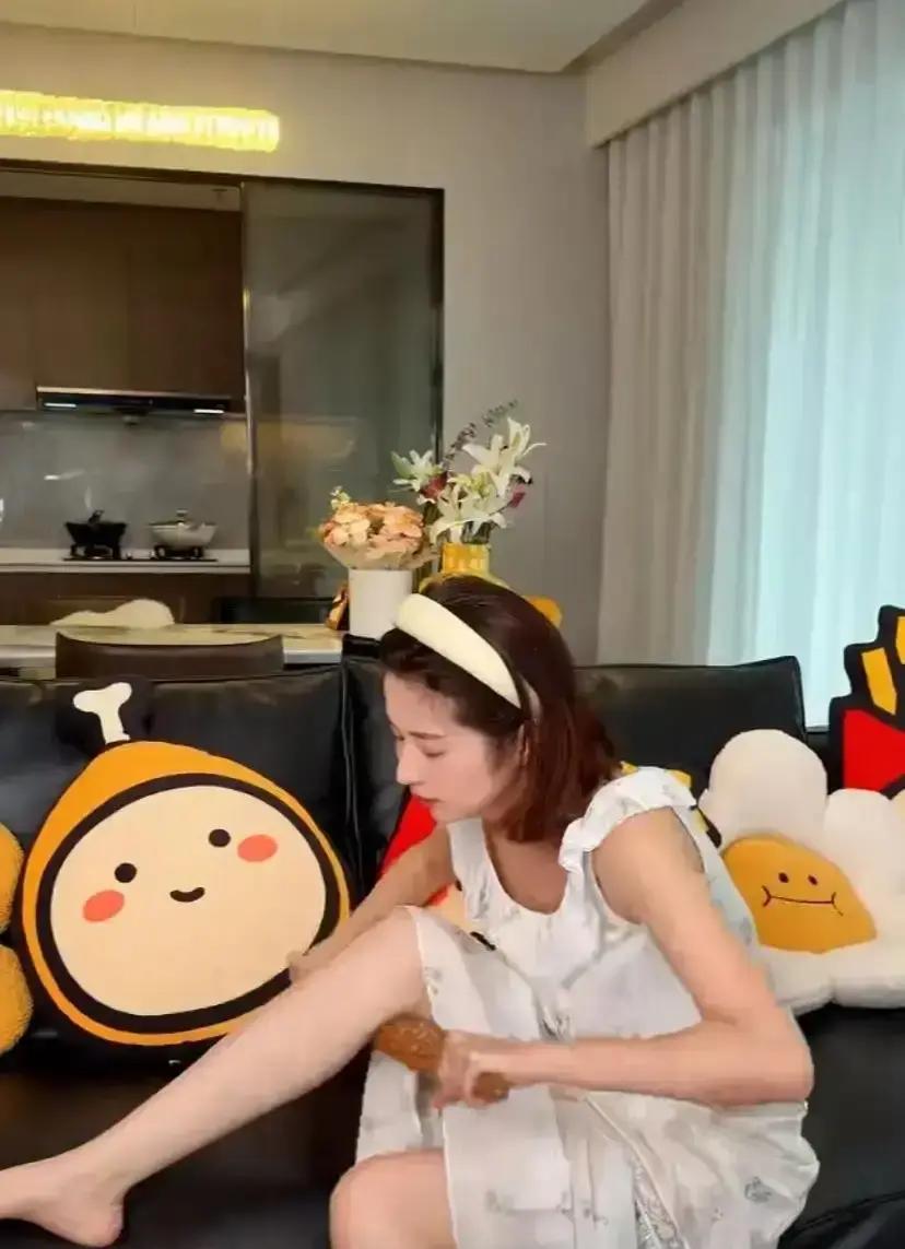 37岁的颖儿直接顶着花白头发出现在镜头前，连品牌商都被吓得连夜把背景板上的宣传词撤了。
很多人都觉得女演员最怕老，脸上有一道褶子、头上冒出一根白发，都恨不得用尽手段给遮过去。可她这次偏偏不按常理出牌。
当时在片场拍特写，强光一打全是反光的银丝，导演盯着监视器皱眉，化妆师拿着遮白喷雾手忙脚乱，喷上