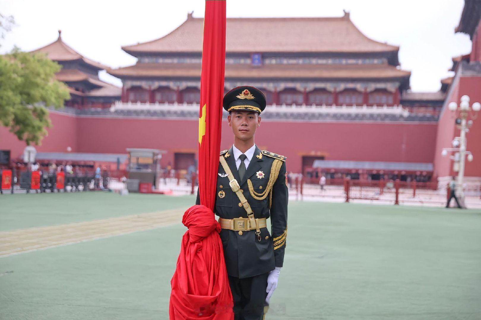 仪仗队风采
点赞致敬  ​