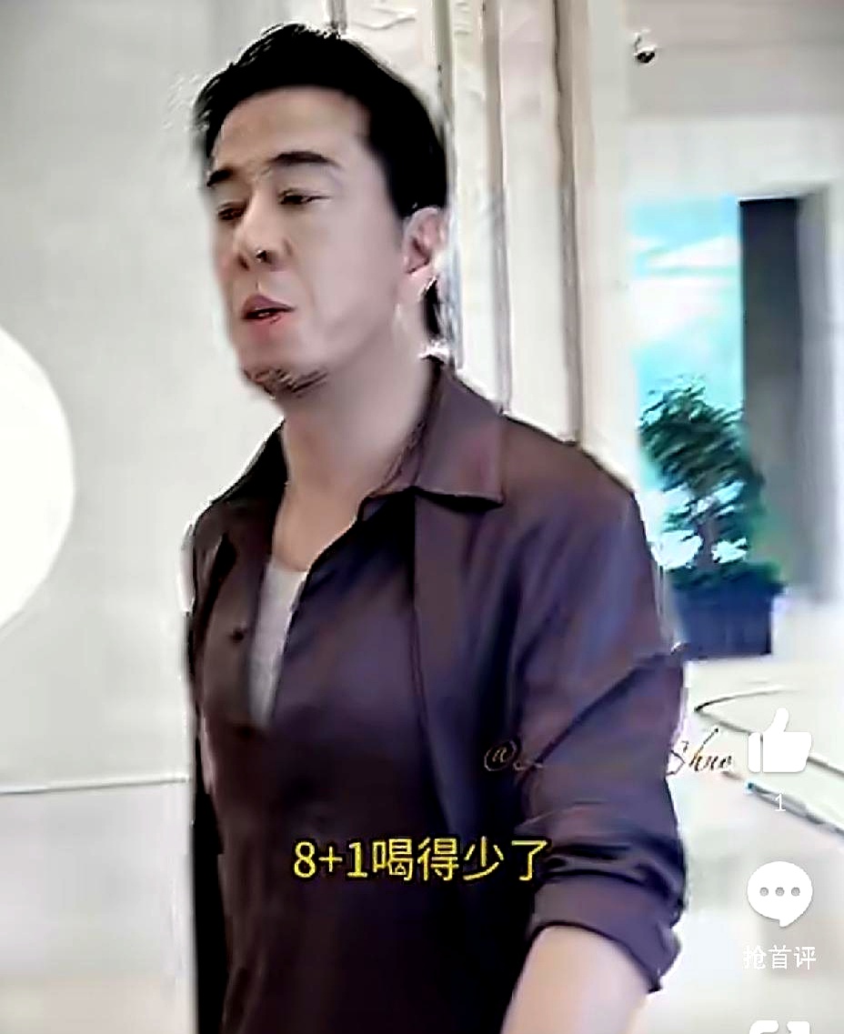 中年男人一旦狠下心管理身材，变化真能让人吓一跳，最近露面的歌手杨坤就是个典型
 

8月18日有人拍到他的近照，他穿着简单的褐色衬衫，里头套件白T恤，整个人瘦了不止一圈，脸上的轮廓都出来了，跟以前那副圆润的样子判若两人
 

当时有围观的人故意逗他，问是不是那口八加一喝得少了
 

杨坤倒也接地气，