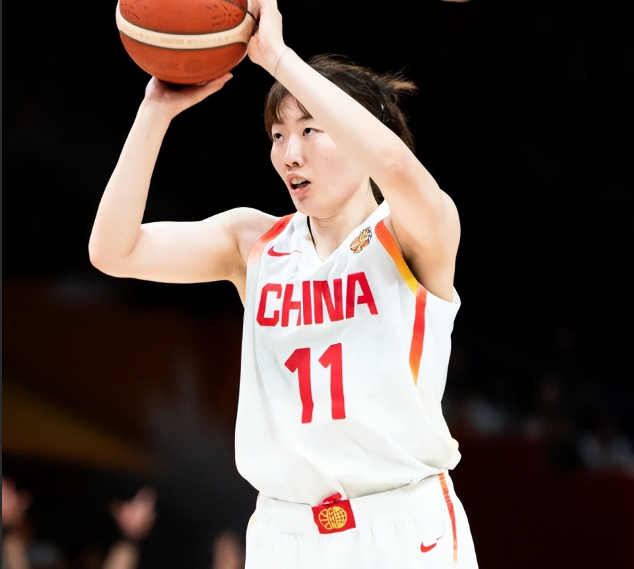 女篮世界杯疯狂夜：中国女篮“硬撕”波多黎各！传来4好、2坏消息。

今晚23:45，中国女篮将迎来与波多黎各的八强附加赛生死战。好消息是，中国队内线优势碾压，韩旭场均17.3分11.3篮板状态火热，张子宇也渐入佳境；球队轮换深度极佳，且历史交锋4战全胜。但坏消息同样致命：波多黎各是典型“小快灵”，全