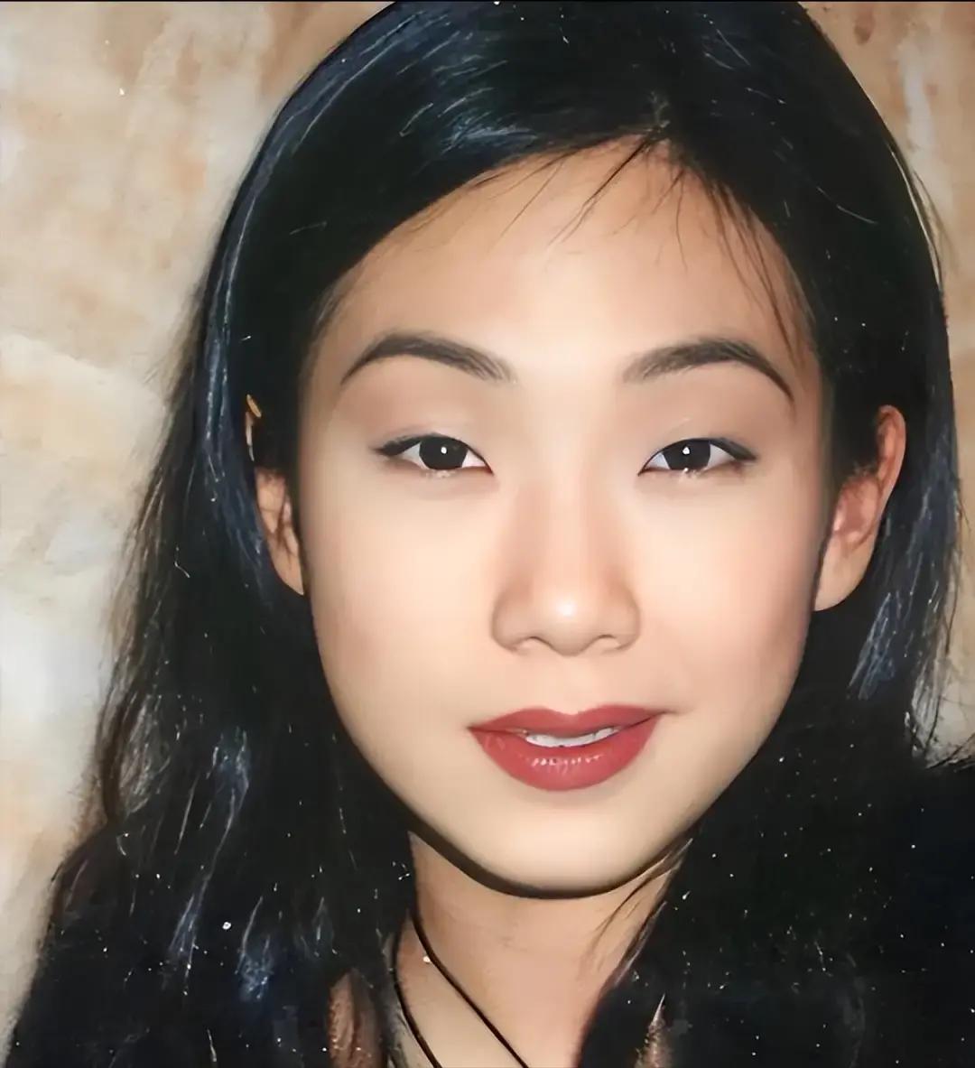 2004年，林忆莲向李宗盛提出离婚，李宗盛坦言：我年近半百，却要妻离子散，真的是嚎啕大哭，有天接到了前妻朱卫茵的电话。她问他还好吗，说自己刚刚从湾仔那边回来，经过一个唱片店，听到店里在放《当爱已成往事》。她说那一刻还是有点恍惚。
 
电话那头沉默了几秒。李宗盛清了清嗓子，说：“我还好。”
 
朱卫茵
