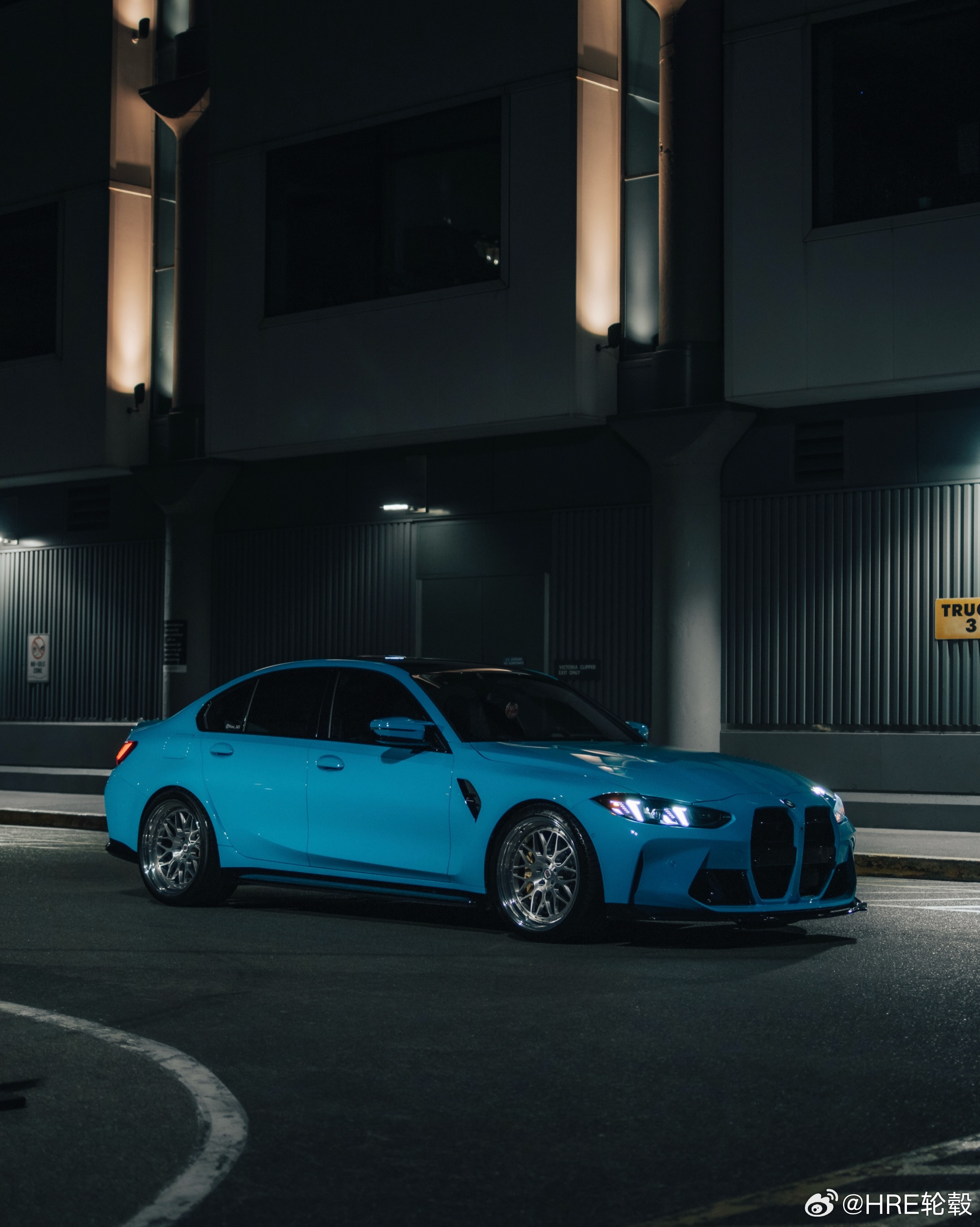 宝马M3改装HRE轮毂 Classic 300
宝马 M3 升级 HRE Classic 300 锻造轮毂，经典网状辐条搭配阶梯外唇，复古竞技美学与德系性能完美相融。采用航空级 6061-T6 铝合金锻造，轻量化结构有效降低簧下质量，提升转向响应与弯道稳定性。精密组装紧固件，工艺细节考究，让这台 M3 在保留硬核实力的同时，尽显高 ​
