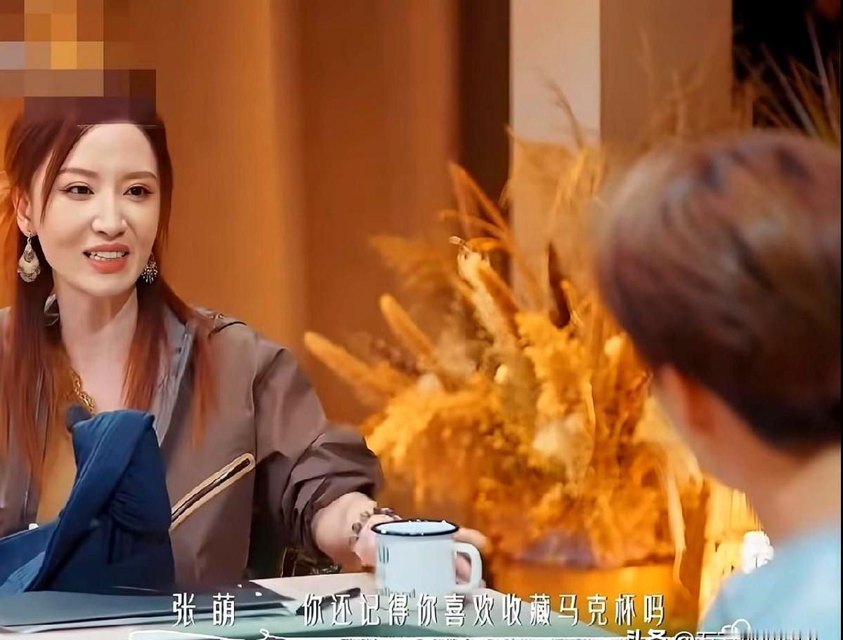全家微信都删光了，结果一出门旅游满脑子还是对方。

《后会有期》里张萌和马天宇明明闹到绝交，马天宇全家甚至把张萌微信都删得干干净净。

可转头马天宇就说，去哪儿旅游都能想到张萌。张萌出门在外，也依然会买马天宇喜欢的马克杯，只因为记着他爱收藏。

微信删了，心里却还惦记着。成年人这种面子上老死不相往来