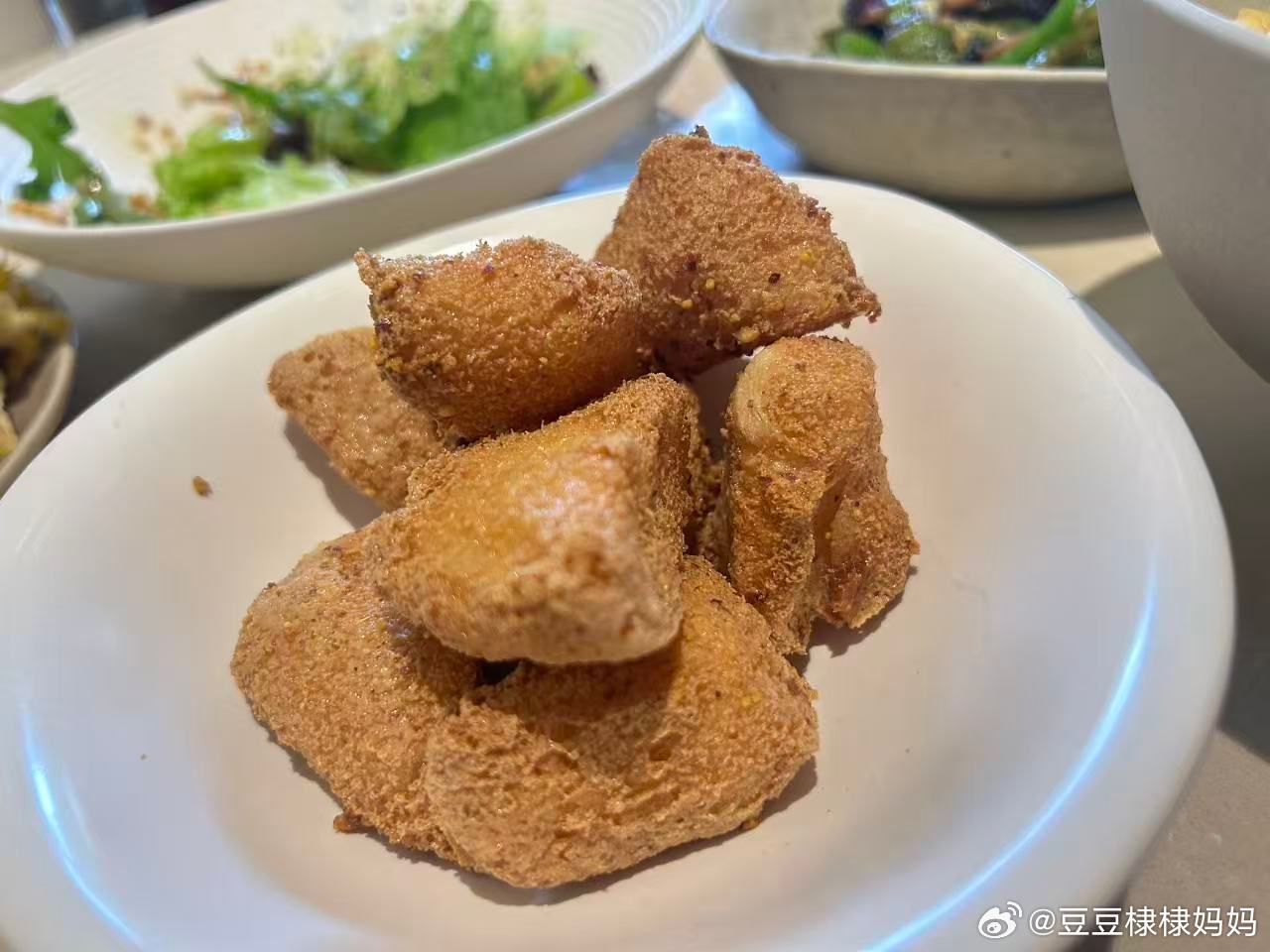 #记录生活# 
我已经深深的爱上了deepseek。

以前家里只有葱姜蒜，是他教会了我在哪些场景使用料酒、醋、酱油、蒸鱼豉油……他能教我使用家里仅有的调料去做菜，而不是让我去准备一大堆调料。因为我看到需要准备一大堆调料的时候，就已经主动放弃去学习做新的菜了！

最近，根据deepseek教的方法，成功 ​