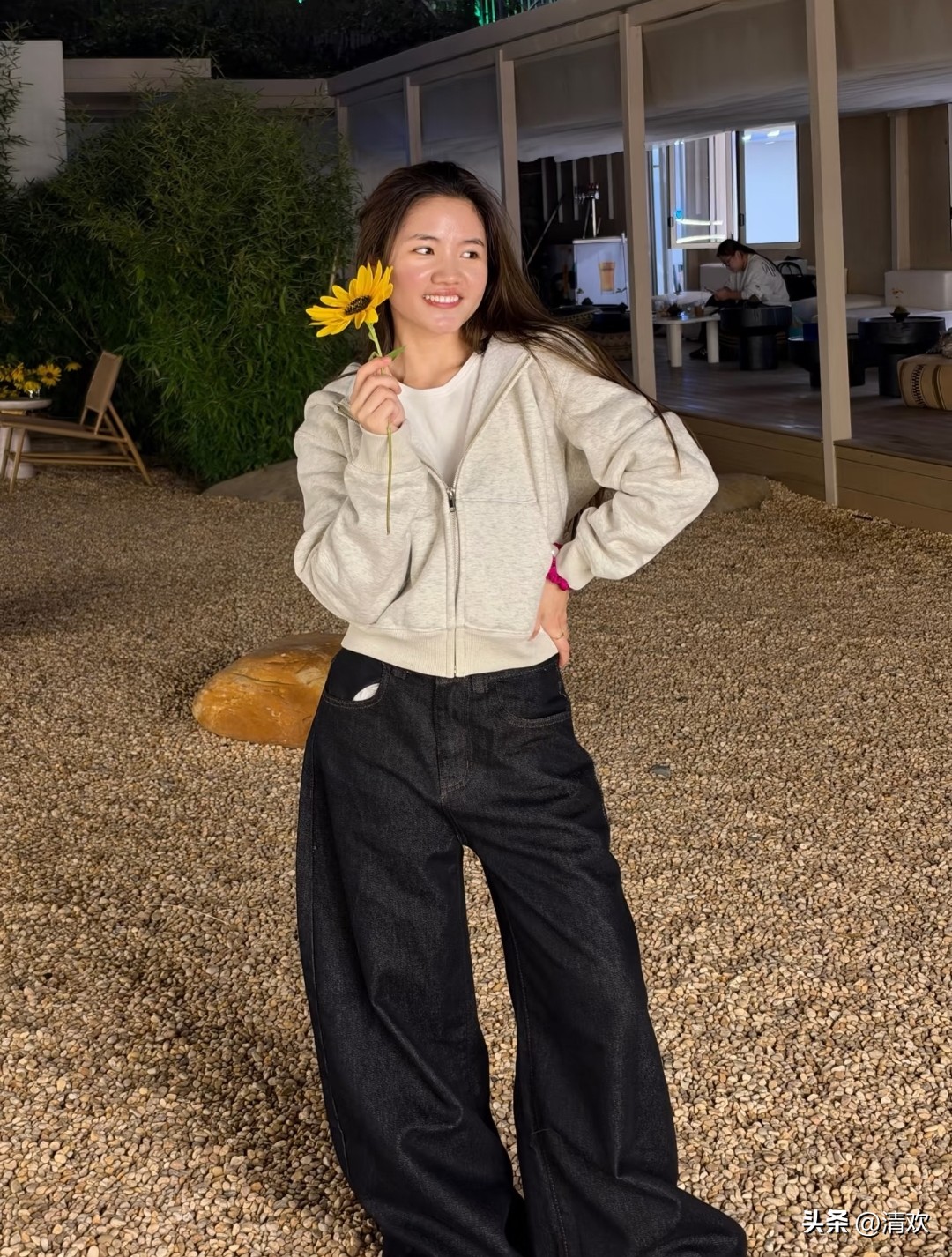 李勒优不和崔晋吵闹，不是因为她善良，而是因为她尊重养了自己十多年的“妈妈”。
崔晋的“妈妈”养了李勒优十多年，在这十多年里，李勒优的亲生妈妈已经去世了，李勒优一点都不记得亲生妈妈的样子。
崔晋的“妈妈”养了李勒优这么大，也算是付出了辛苦，可谓恩重如山。
崔晋的“妈妈”在朋友圈说：有娘养，无娘教。大概