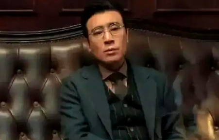 2003年有次采访，李雪健提到曾合作的于和伟，直言道：“这人骨子里坏透了，演阴险角色最合适。”次日剧组气氛微妙，年轻演员看于和伟都躲着走。
那年的横店片场冷得邪乎，棚里的暖风机吹出来的风都带着股子塑料味。
李雪健刚拍完自己的戏份，搓着冻得发红的手走到监视器旁，盯着回放里于和伟的镜头看了足足三遍。
他