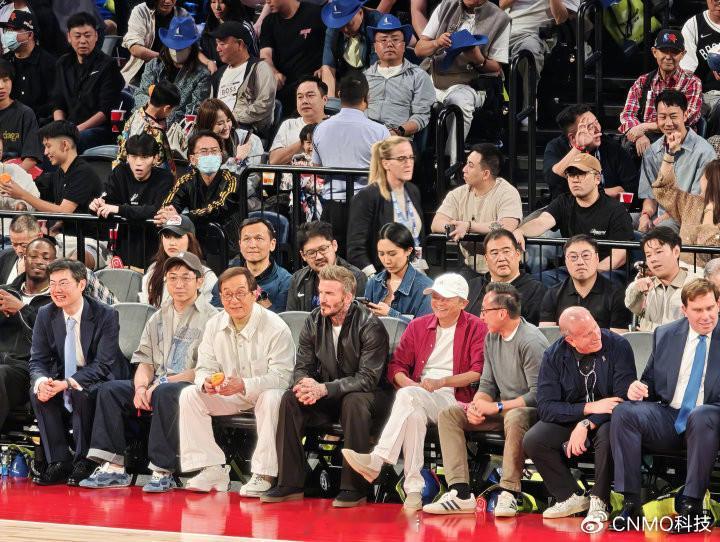 10月9日晚，2026年NBA中国赛在澳门威尼斯人综艺馆开赛。马云、阿里巴巴董事会主席蔡崇信、成龙、贝克汉姆及泡泡玛特创始人王宁等现身观众席，同场观看达拉斯独行侠队与休斯敦火箭队的比赛，引发现场观众关注。

现场画面显示，马云头戴白色鸭舌帽，身穿红色衬衫和白色长裤，坐在贝克汉姆与蔡崇信之间， ​