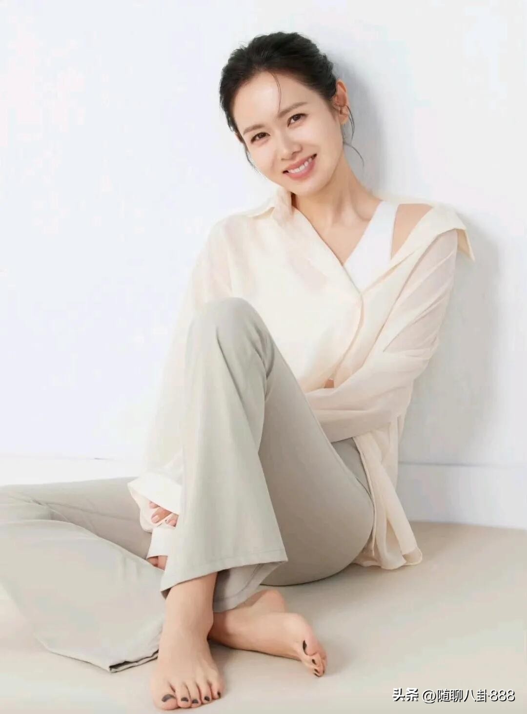 韩国女演员里就属她的颜值最高，这皮肤真的好好喔，又白又细溜的，气质比高圆圆还要好。

她就是演员孙艺珍，颜值确实在线的，身材也好，说实话她这个样子说她30岁我也是相信的，太会保养了，不像40多岁的人。