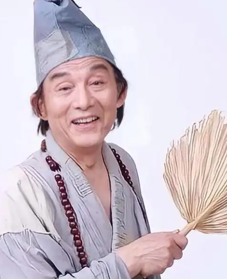 93岁的“济公”游本昌走了！看到他的死因，我真的绷不住了！他的离开不是寿终正寝，而是因为多年的疾病缠身。
 
中国国家话剧院发布讣告，游本昌于2026年9月24日凌晨1时40分在北京逝世，享年93岁。
 
“因病去世”不等于“痛苦挣扎”，女儿游思涵跟记者说得清清楚楚，父亲没有任何病痛，睡着就去了，超