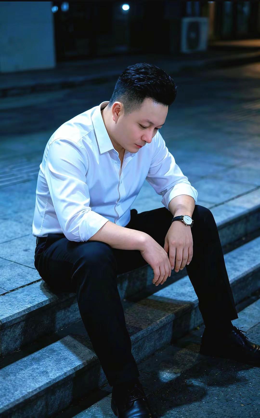 生于1987年，今年39岁，《天涯》前奏一响，拾起了多少80后的青春回忆，谁的青春里还没有一首任贤齐…