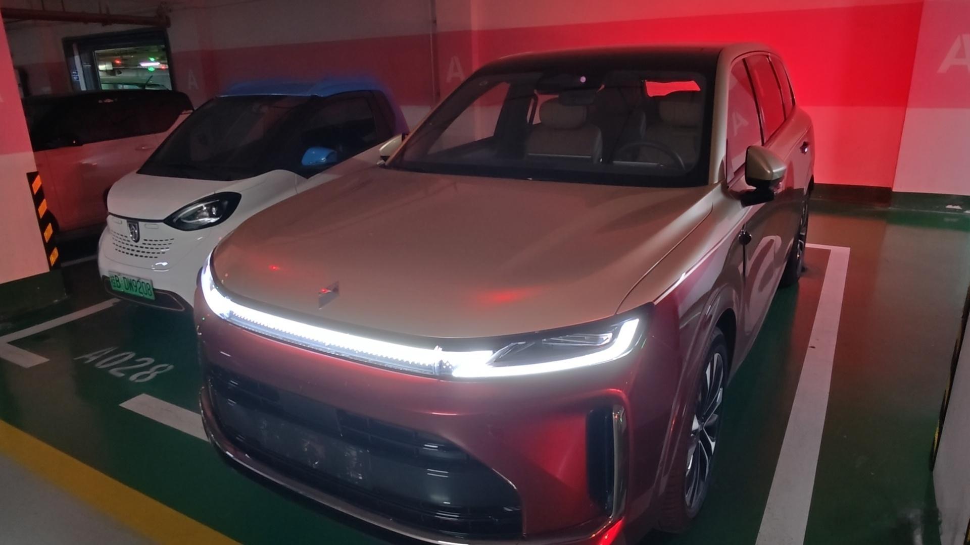 #为什么双色车身突然火了#这几天在柳州开着华境S「钢铁人」配色的双色版，真的有点嚣张。

走到哪里都有人回头，停在路边更是特别显眼。以前我还觉得双色车身有点“老登”，结果自己开了几天以后，我承认：真香。

更有意思的是，这种过去百万豪车才敢玩的设计，现在国产新能源已经开始往20万级甚至更 ​