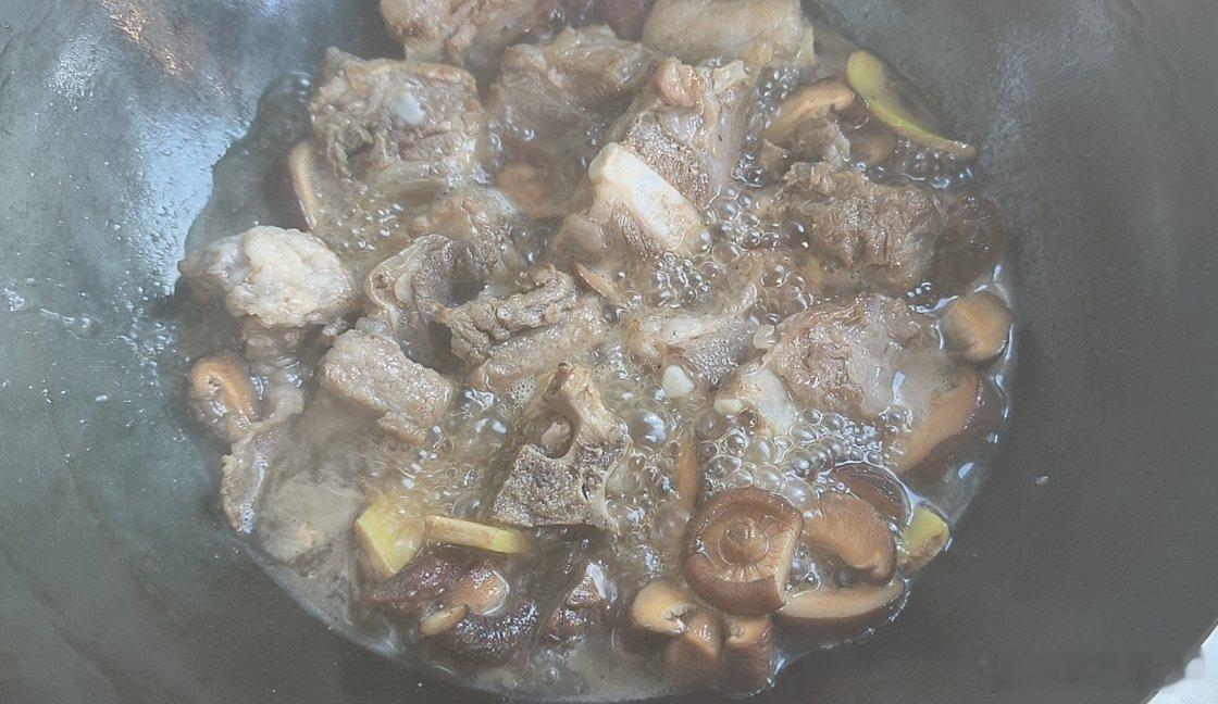 🍎🍎原来八宝粥是这样做出来的，还以为是成品装罐，真是没想到呀，它并非大锅熬好再分装，而是生米生料直接装罐，密封后再整罐高温蒸煮至熟透。

今天中午吃的是发财哥的香菇和我妈给我寄的排骨，香菇排骨是真的超级香喷喷[哈哈]下饭绝绝子[哈哈][哈哈]
#原来八宝粥是生米装罐# ​