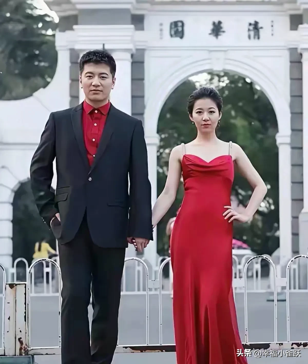 这张2014年的老婚纱照，很多网友都见过。

当年张雪峰和李丽婧，在清华二校门拍下这组照片。

网上一直流传着一个说法，
说他爱人是高校副教授、历史学博士，
其实这都是网友自己脑补出来的谣言。
李丽婧本科是学室内设计的。

拍这张照片的时候，张雪峰还只是一名线下讲课的讲师。
还没有后来那么大的流量，