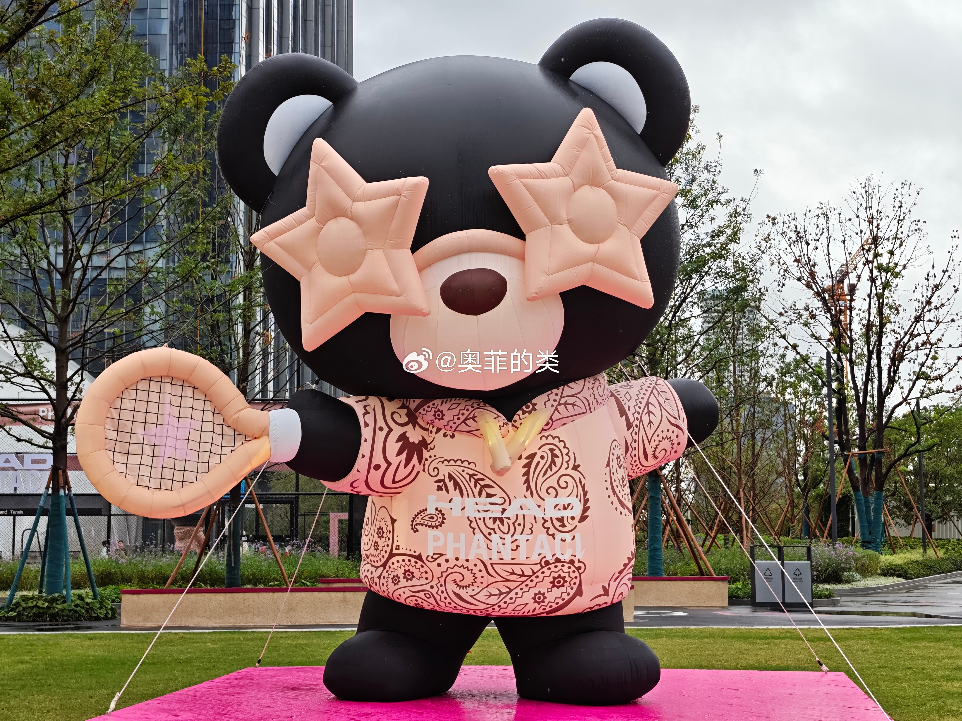 在我的生命中感谢有你的出现
我的第十四场周杰伦演唱会
从来没体验过在大雨中跟着唱
周杰伦你简直夯爆了好吗！！！  ​