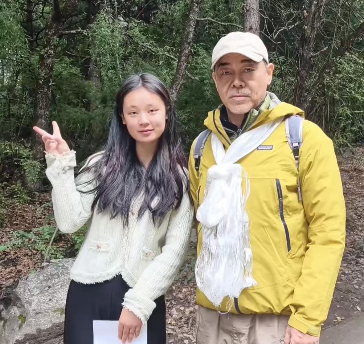 刘青云郭蔼明西藏卡定沟被偶遇，无儿无女潇洒走四方，这才是婚姻最好的样子。卡定沟藏在林芝深处，海拔近三千米，瀑布从天而降，一般人还真找不到这地方。刘青云板着脸被网友说像萨达姆，郭蔼明却全程笑嘻嘻，身材颜值完全看不出快六十。有人觉得刘青云不高兴，其实换位想想，好不容易陪老婆出来玩，一堆手机怼着脸拍，搁谁