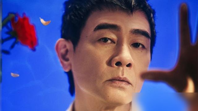 3000块，卖掉的亲弟弟，全网都在劝他认回来，陈小春就一句话：不找。
福建霞浦那个车间工人，眉眼像绝了，直播一开，几十万人涌进去喊“山鸡哥失散兄弟”。结果人家自己澄清了，没血缘。
可陈小春真有个弟弟，当年穷得揭不开锅，3000块送人了。这事他早认过账。现在他一场演唱会门票抢破头，身家早翻了几万倍
