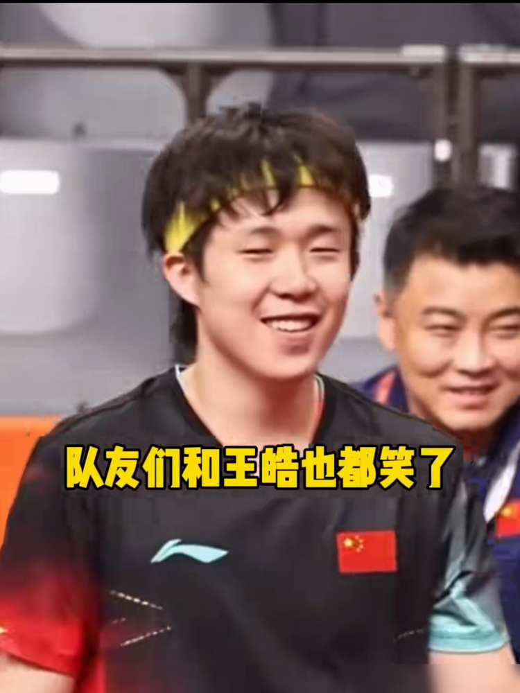 打了三局才发现自己落后，王楚钦这回不是被对手逼的，是被记分牌坑的。9月20日名古屋亚运男团小组赛，他打阿卜杜勒侯赛因，局分11-5、11-6、11-4，横扫。可现场电子屏和官网同步犯病，把比分整个翻转。他实际2-0领先，系统硬显示0-2落后。错到第三局打到9-3，他才反应过来，主动找裁判改。改完，大