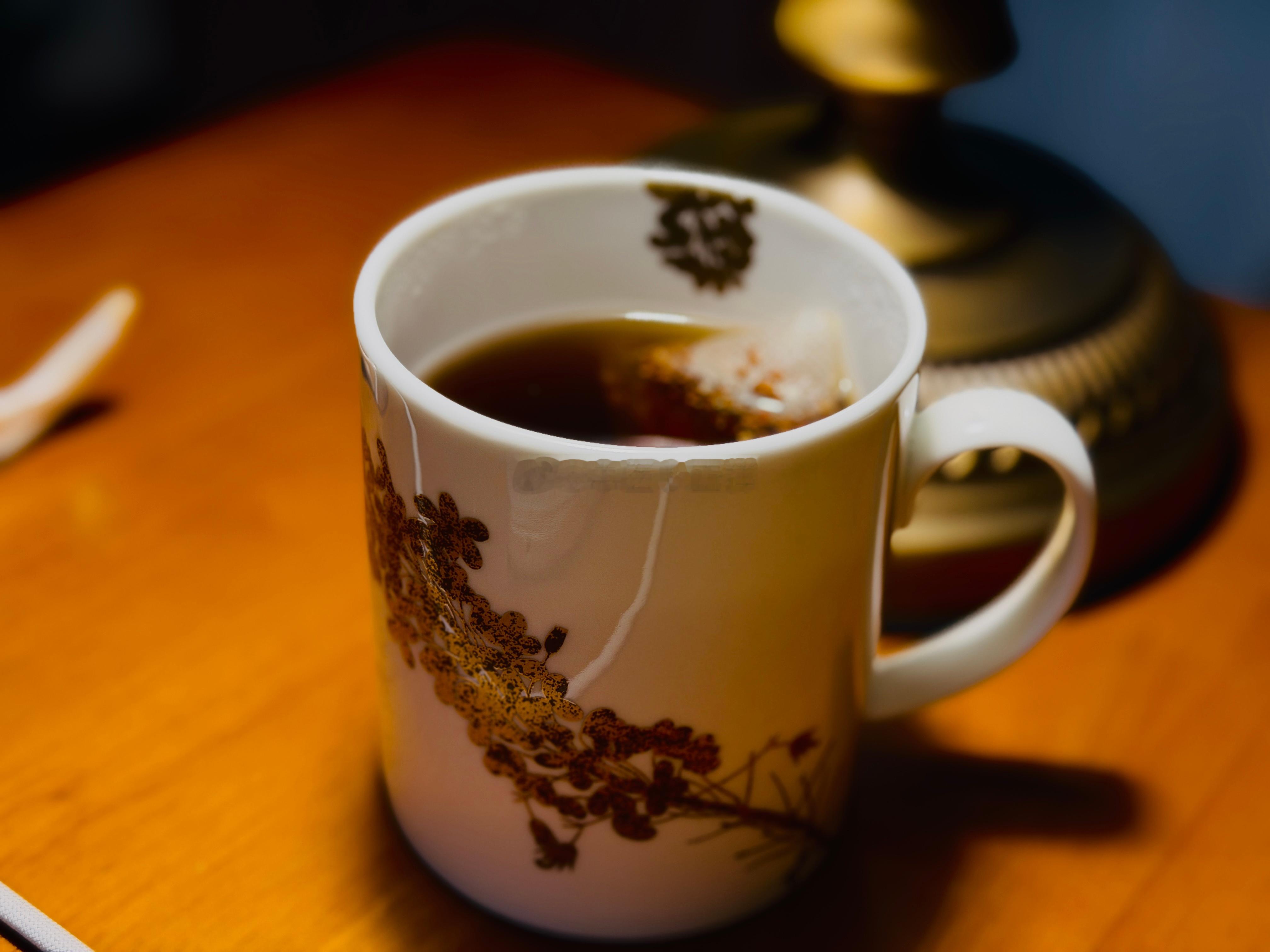 深夜书房，不知是哪位朋友，送了一支马克杯，黄精茶配鎏金杯，刚好今天逛白鹅潭有些累，补充一下元气，明日继续返工。 ​​​