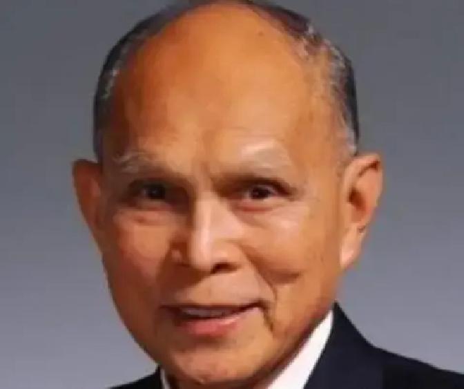 1986年，英国女王访华，因为没有好车接待，国家便去找霍英东借车，本以为他会将自己座驾拿来救急，却没想到他直接大手一挥买了一辆新的劳斯莱斯，而且在访问结束后还表示：不用还了！
 
车到广州那天，霍英东只是远远看了一眼。司机把车钥匙交给礼宾司的负责人，对方握着他的手，半天才说出一句：“霍先生，这礼太重